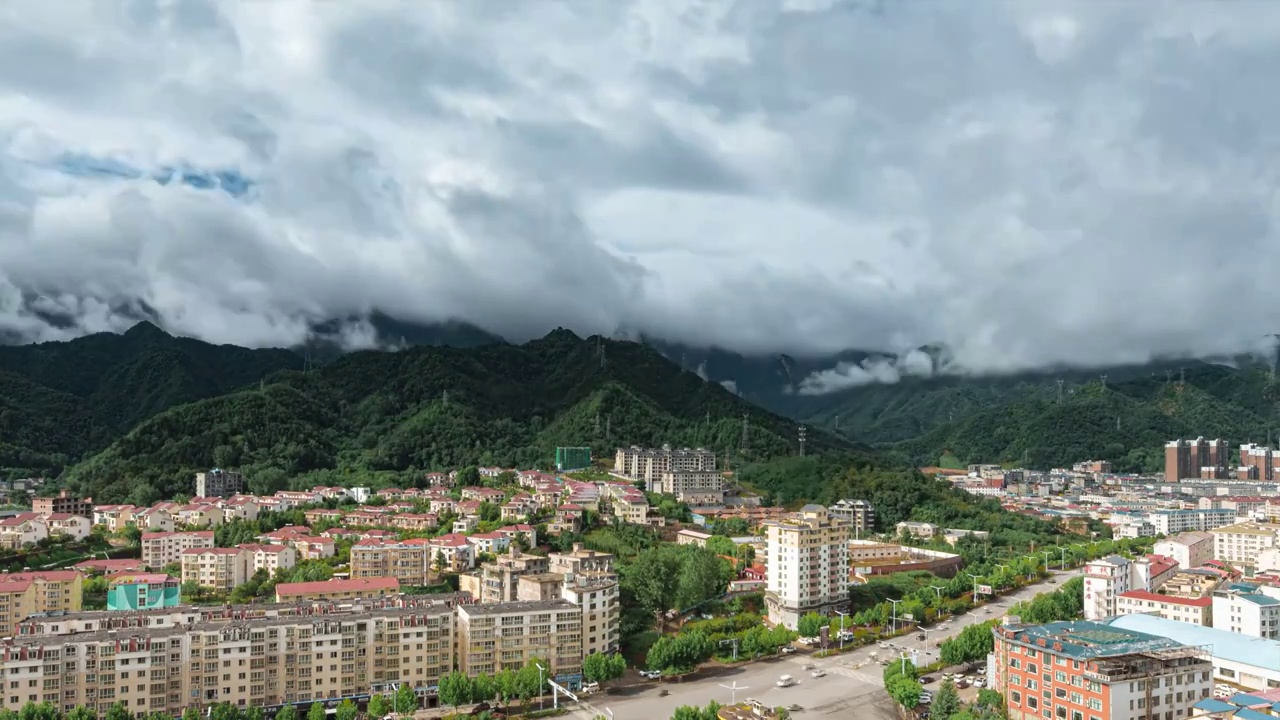 山下城镇雨后云景视频素材