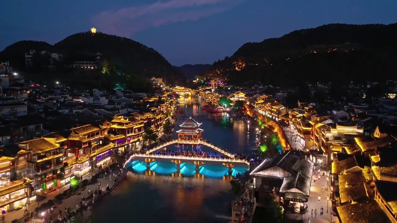 凤凰古城夜景，凤凰夜景，夜晚的凤凰古城，沱江，边城，古城的灯光，凤凰古城的航拍视角视频素材