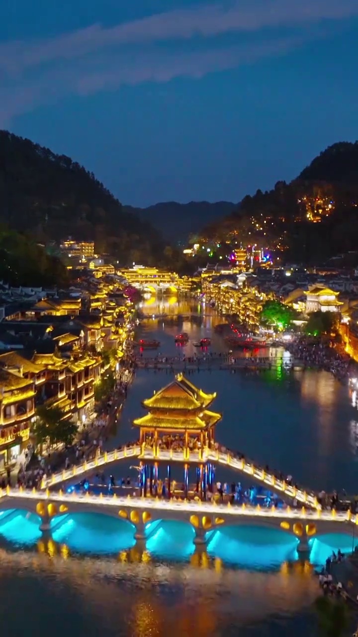 凤凰古城夜景，凤凰夜景，夜晚的凤凰古城，沱江，边城，古城的灯光，凤凰古城的航拍视角视频素材