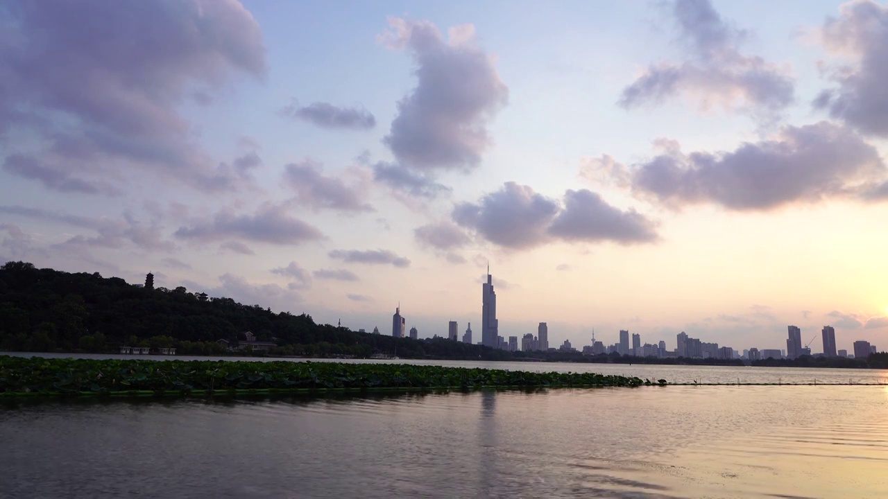 天空中流动的云和湖景风光视频素材