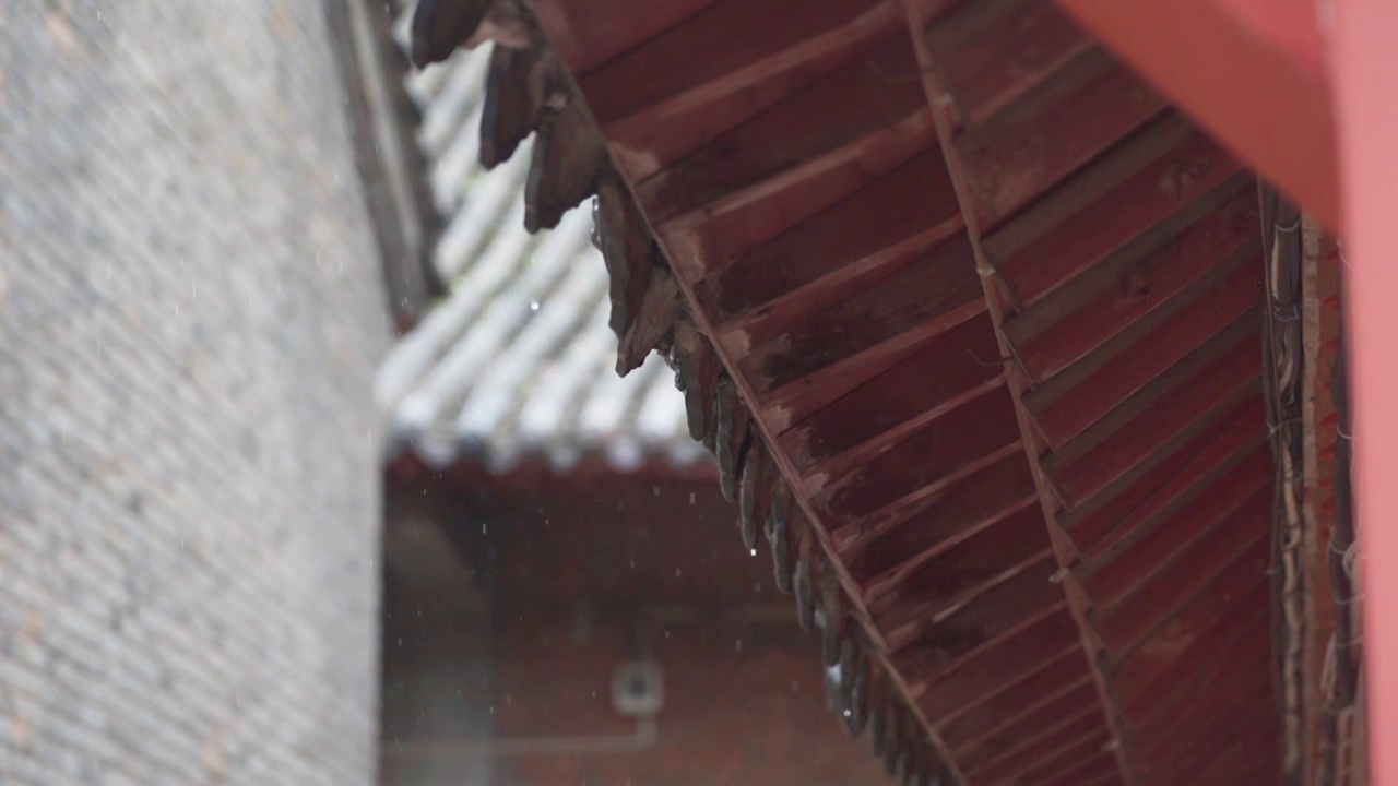 雨天传统建筑屋檐视频素材