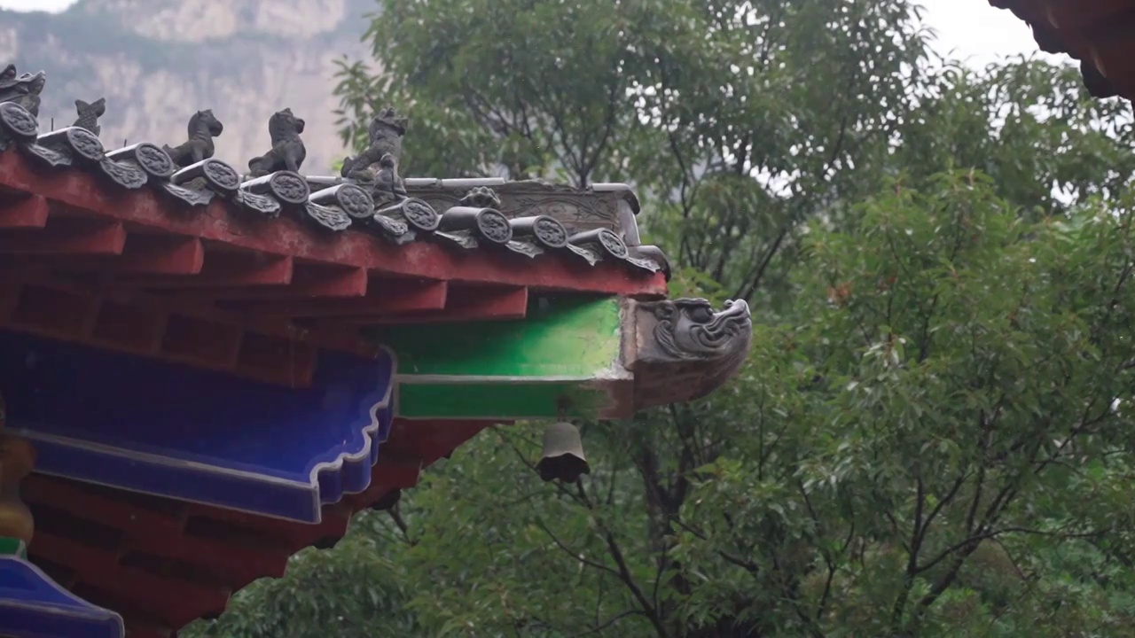 雨天传统建筑屋檐视频素材