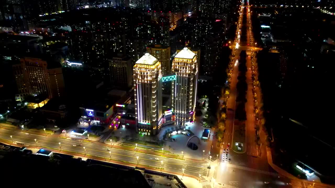 航拍成都夜景：郫都区南北大道与望丛中路交汇处的双峰塔建筑夜景视频素材