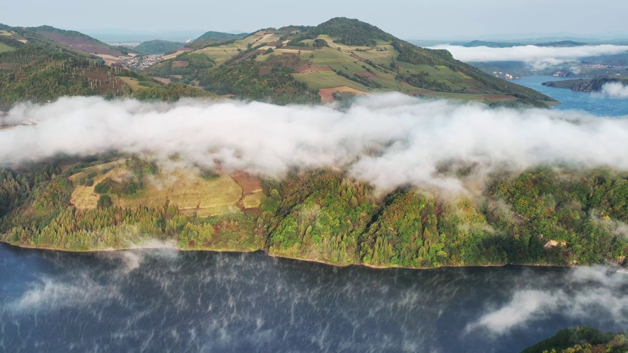 秋季的白山湖仁义风景区 松花江畔，美景如画宛如仙境视频素材