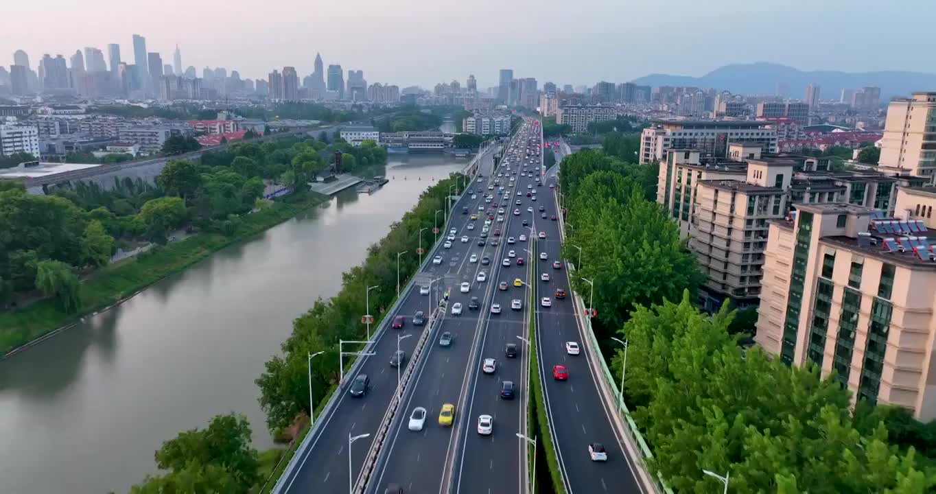 航拍南京繁忙的双桥门立交和内环东线视频素材