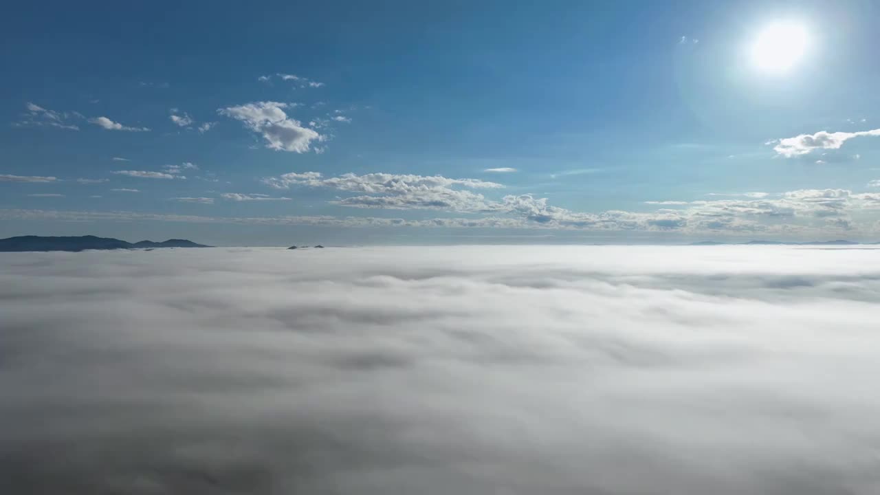 日出时大雾之上的天空视频素材