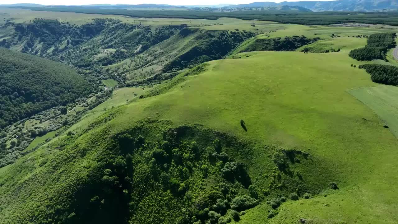 绿色山川，丘陵起伏视频素材