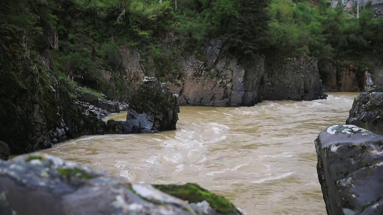 阿坝茸安峡谷河流视频素材