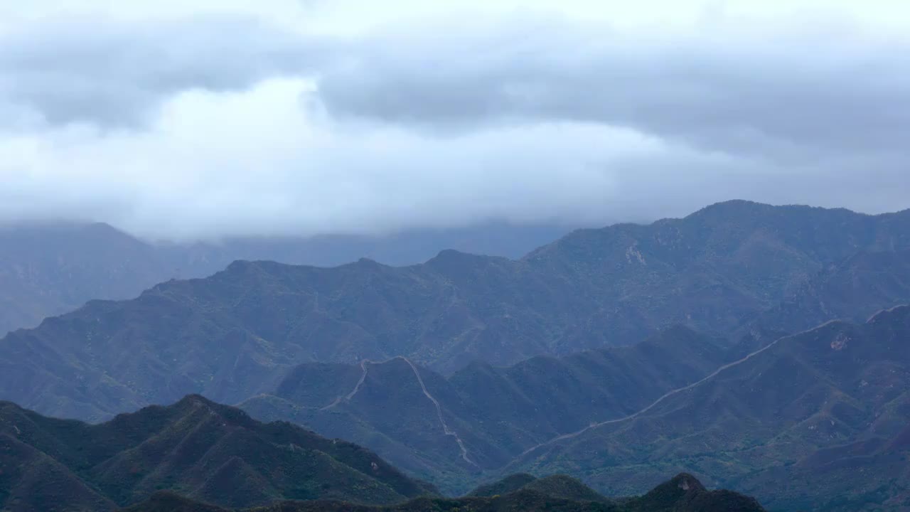 国庆第三天雨中远眺几字长城云海视频素材