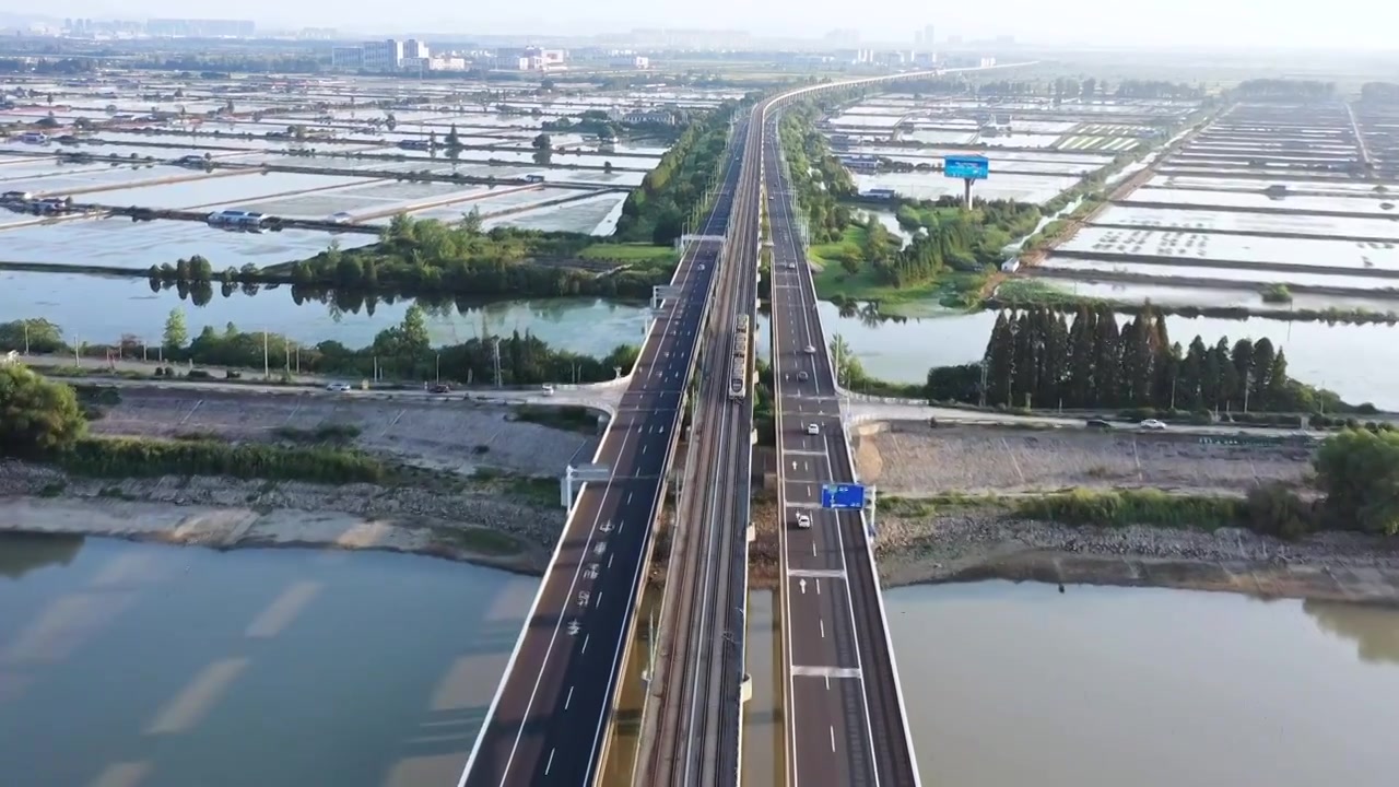 高速列车行驶在石臼湖特大桥上，驶向高淳的乡村视频素材画面4