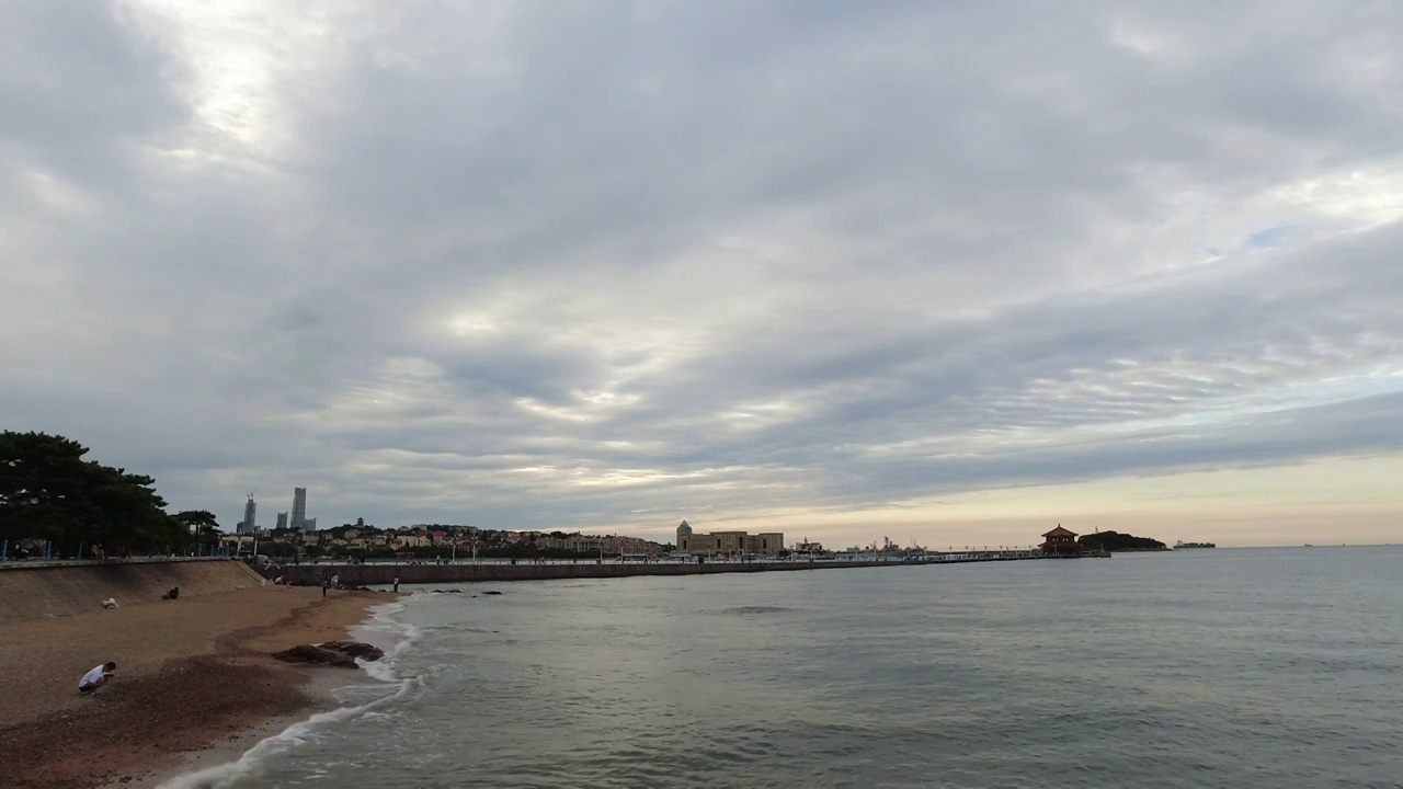 青岛栈桥沿海日出火烧云视频素材