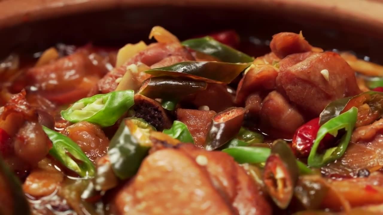 川菜烧鸡公制作过程视频素材画面1