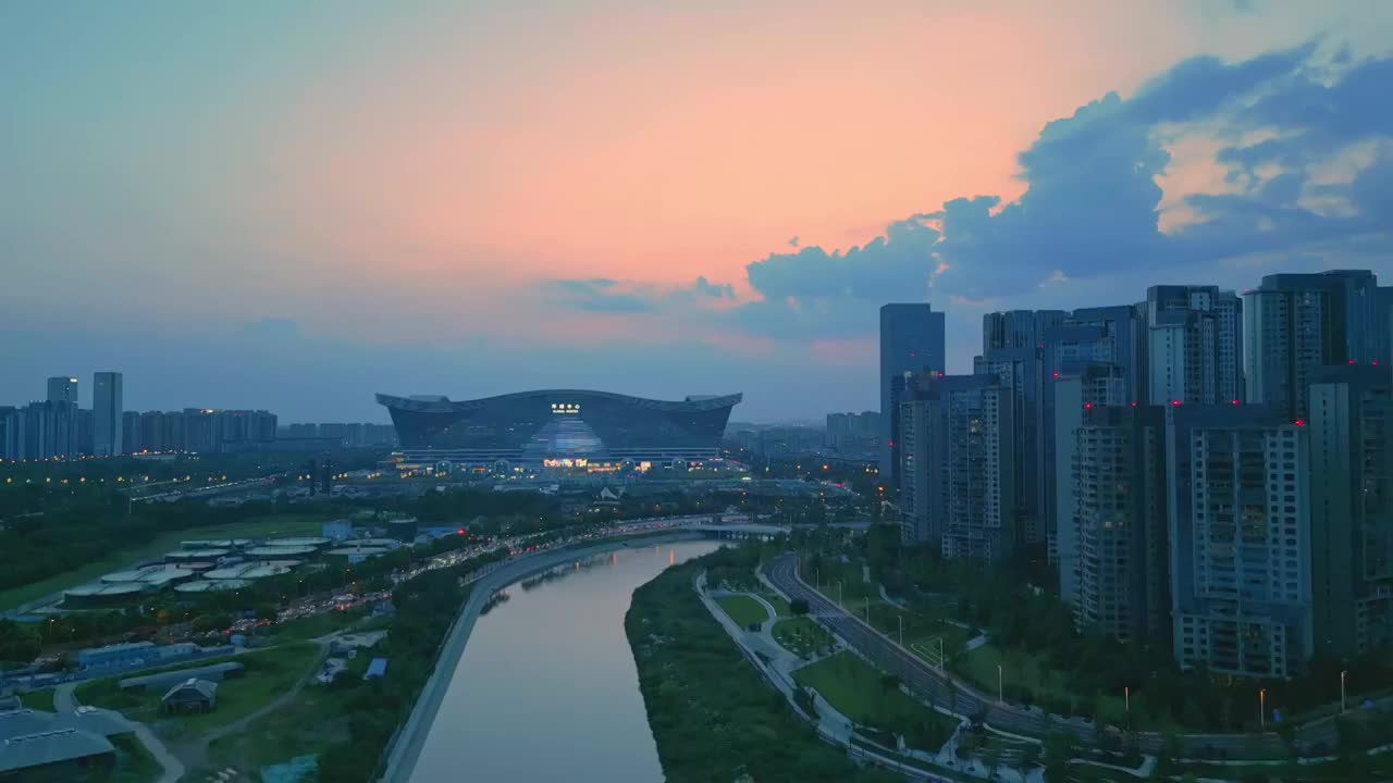 航拍成都地标环球中心晚霞河流绿化视频素材