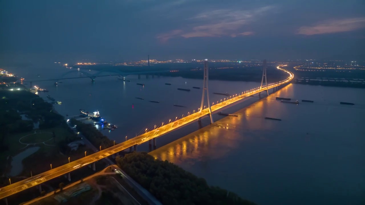 南京长江与大胜关大桥繁忙夜景视频素材