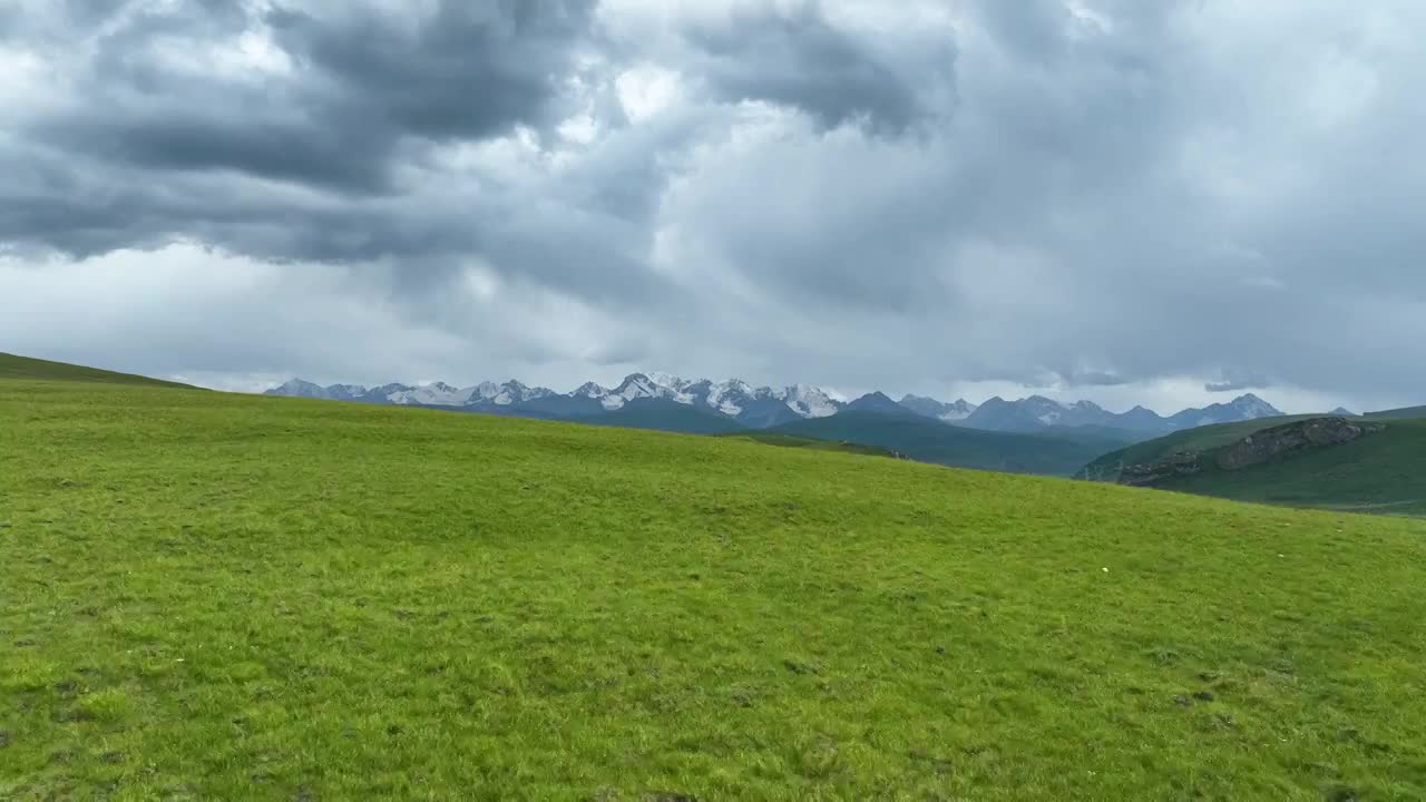 航拍新疆独库公路风景，百里山水画廊唐布拉草原视频素材