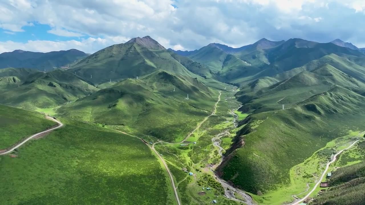 航拍祁连山国家公园，祁连山自然保护区视频素材画面1