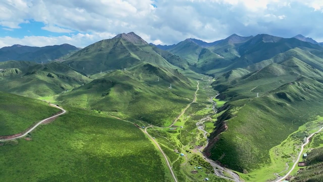 航拍祁连山国家公园，祁连山自然保护区视频素材画面2