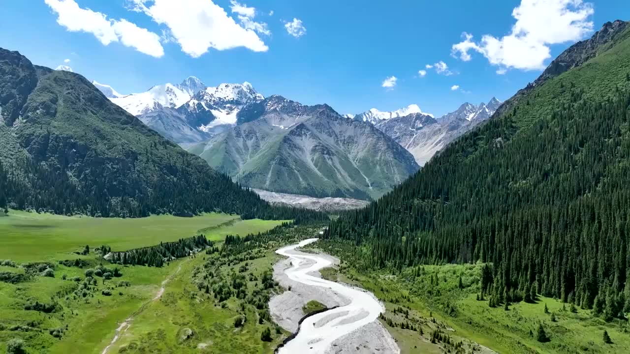 航拍新疆昭苏夏塔旅游景区，夏塔古道风景区视频素材