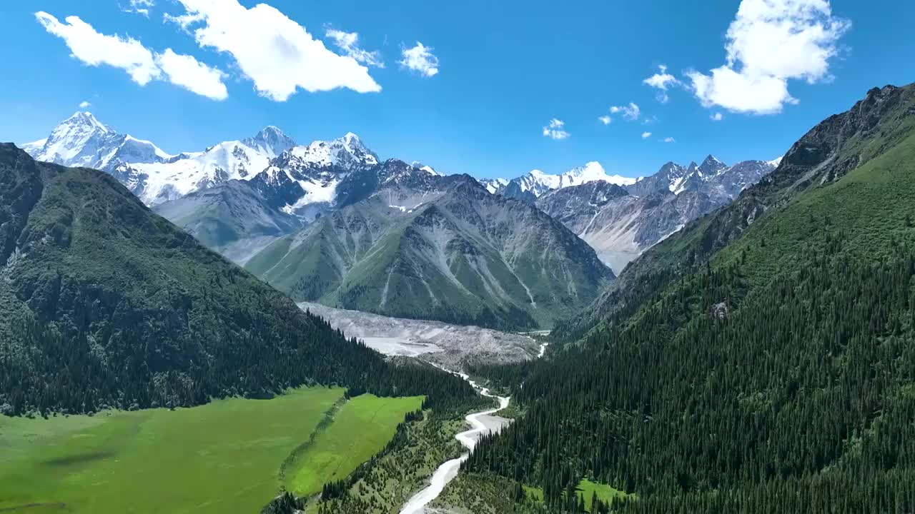 航拍新疆昭苏夏塔旅游景区，夏塔古道风景区视频素材