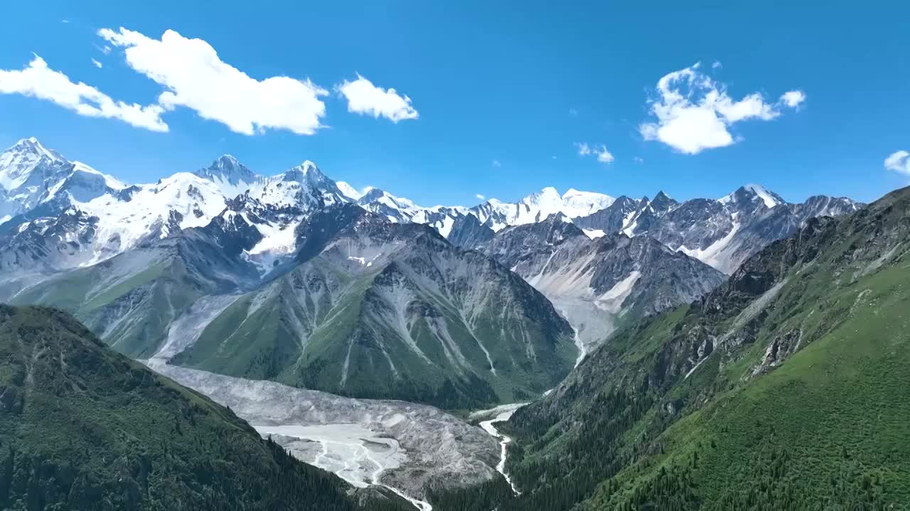 航拍新疆昭苏夏塔旅游景区，夏塔古道风景区视频素材