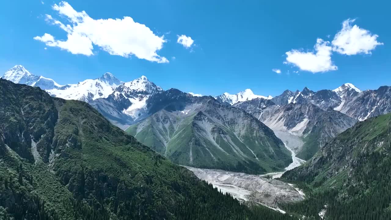 航拍新疆昭苏夏塔旅游景区，夏塔古道风景区视频素材