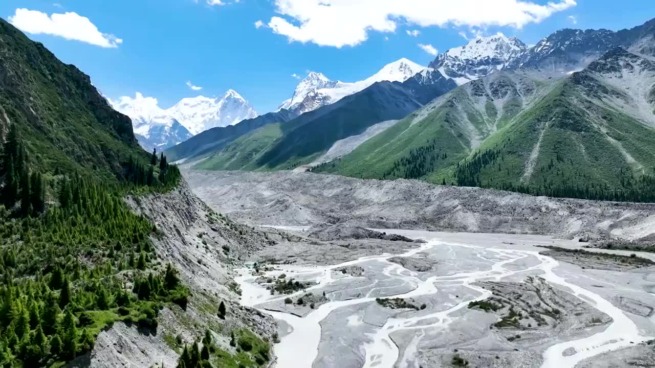 航拍新疆昭苏夏塔旅游景区，夏塔古道风景区视频素材