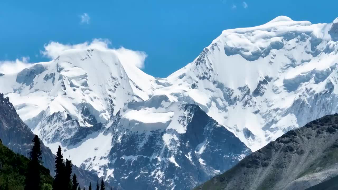 航拍新疆昭苏夏塔旅游景区，夏塔古道风景区视频素材