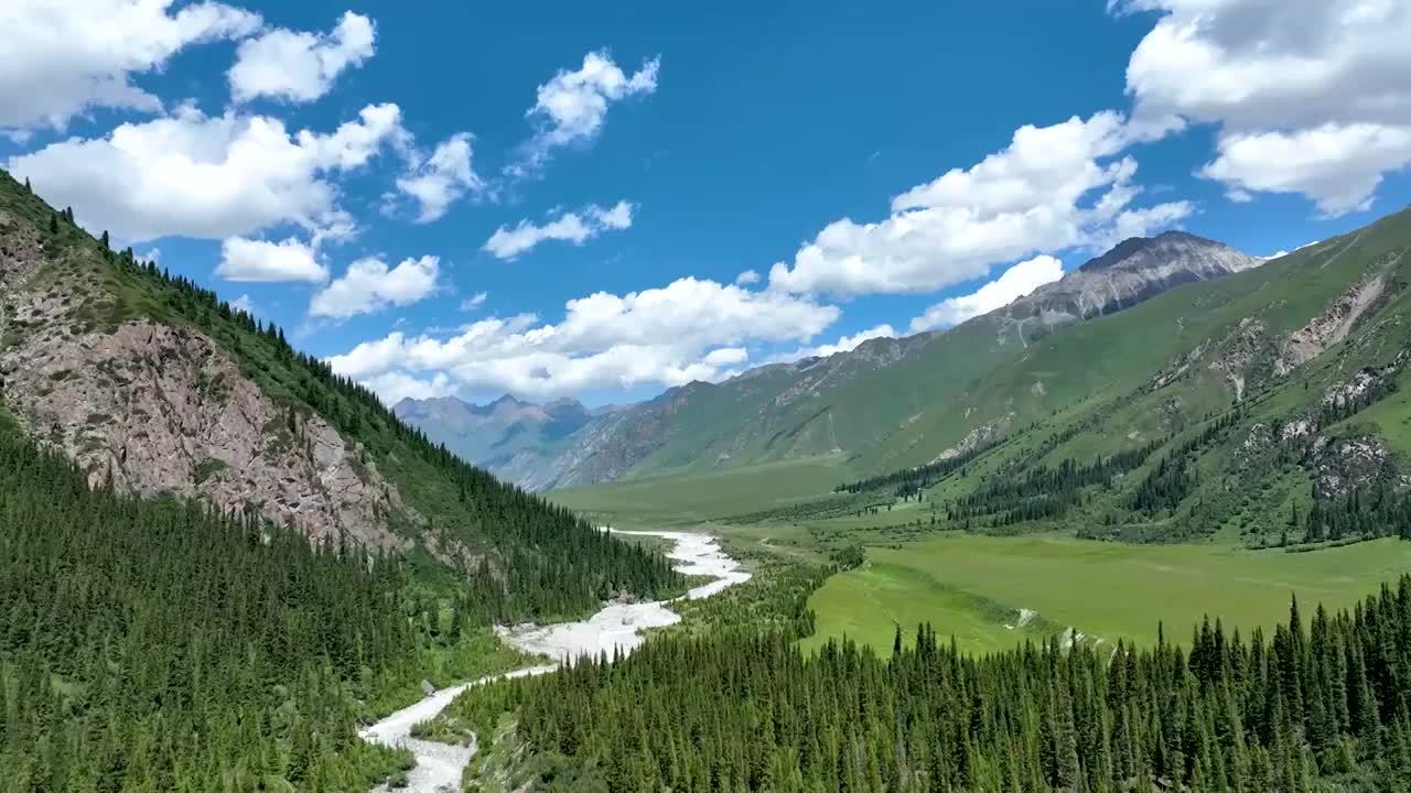 航拍新疆昭苏夏塔旅游景区，夏塔古道风景区视频素材