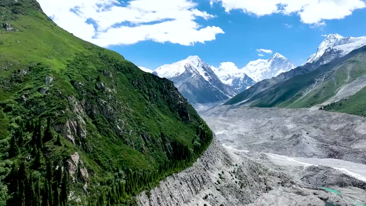 航拍新疆昭苏夏塔旅游景区，夏塔古道风景区视频素材