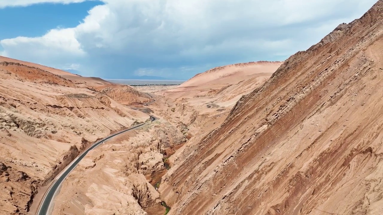 航拍新疆吐鲁番火焰山中的公路视频素材