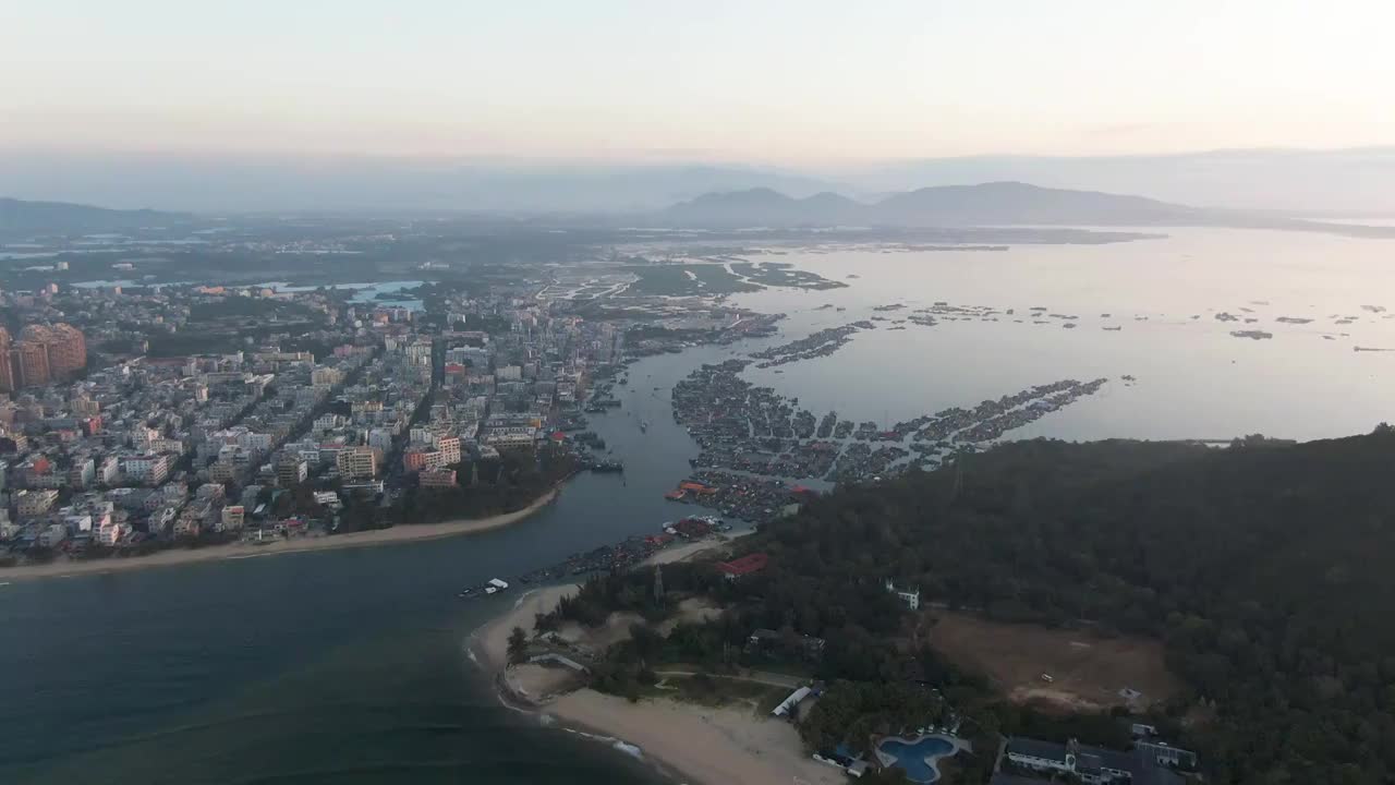 航拍海南省三亚市南湾猴岛的海上渔村视频素材