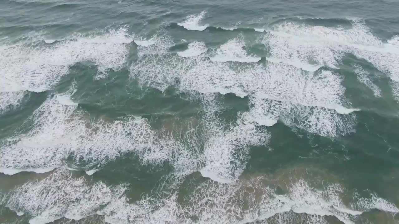 航拍海南省文昌市月亮湾沙滩的海浪视频素材