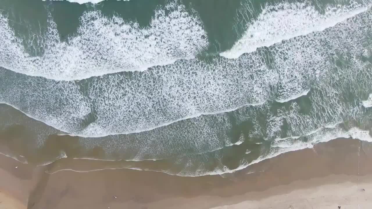 航拍海南省文昌市月亮湾沙滩的海浪视频素材