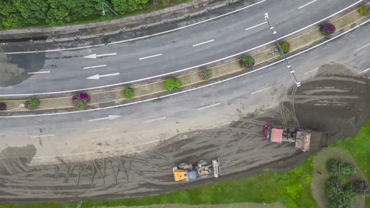 延时航拍成都五环路改造工程：工程机械正在铺装扩宽路面视频素材