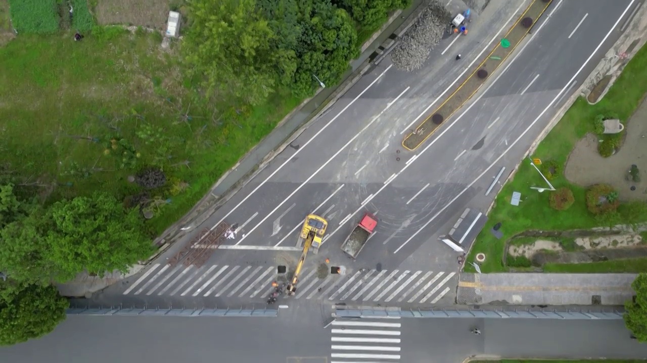 延时航拍成都五环路改造工程：工人正在封闭道路准备施工视频素材