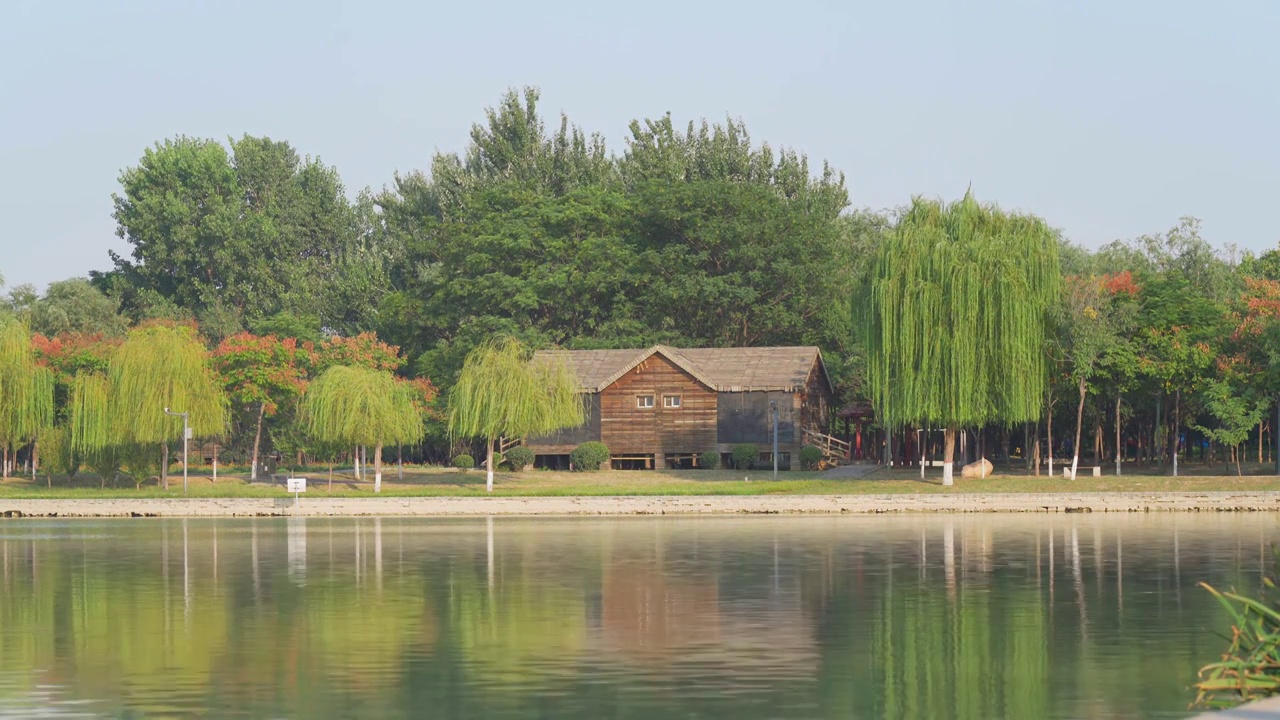 晴天湖面建筑视频素材