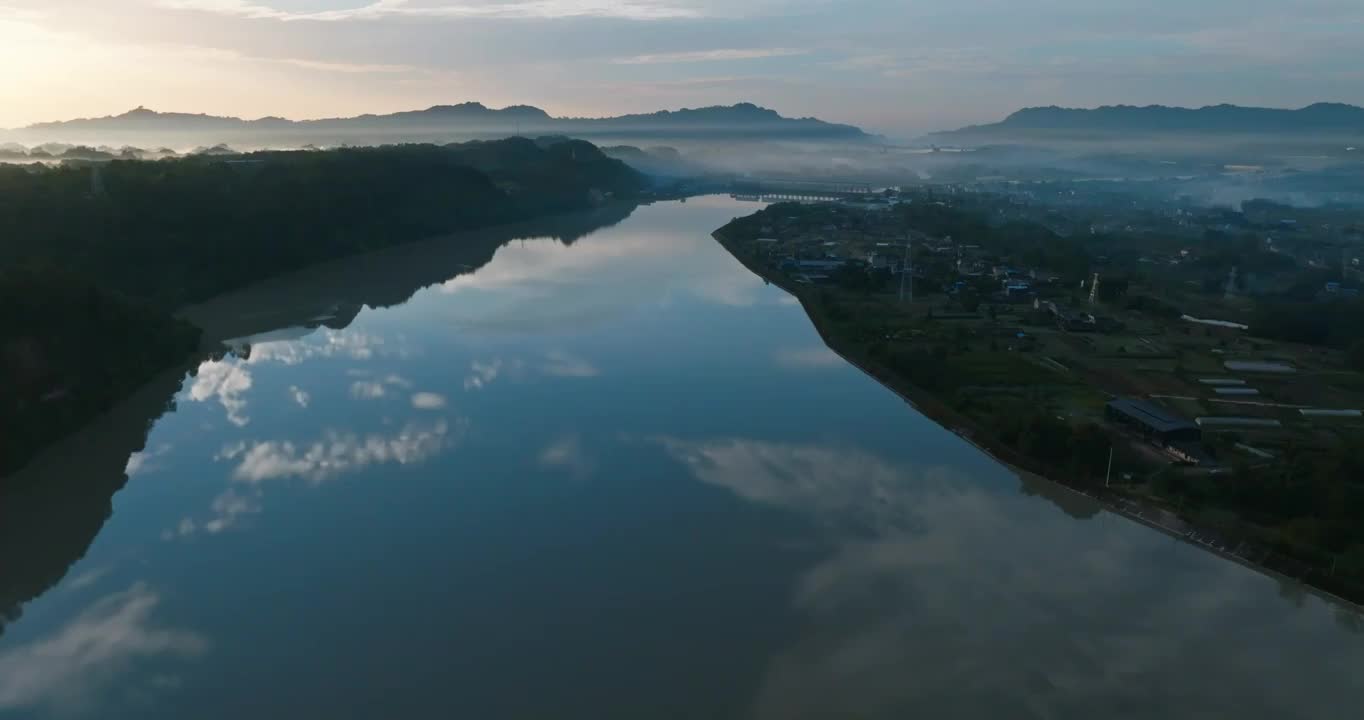 初秋清晨四川乐山江边乡村美丽风光水天一色视频素材