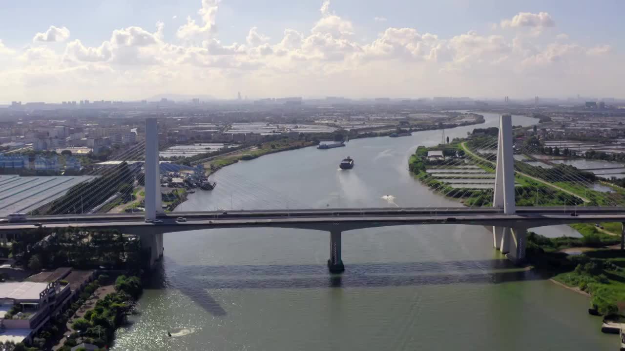 水乡河道运沙船跟随视频素材