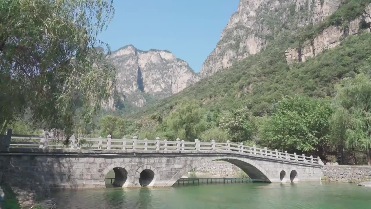 湖水山峰桥视频素材