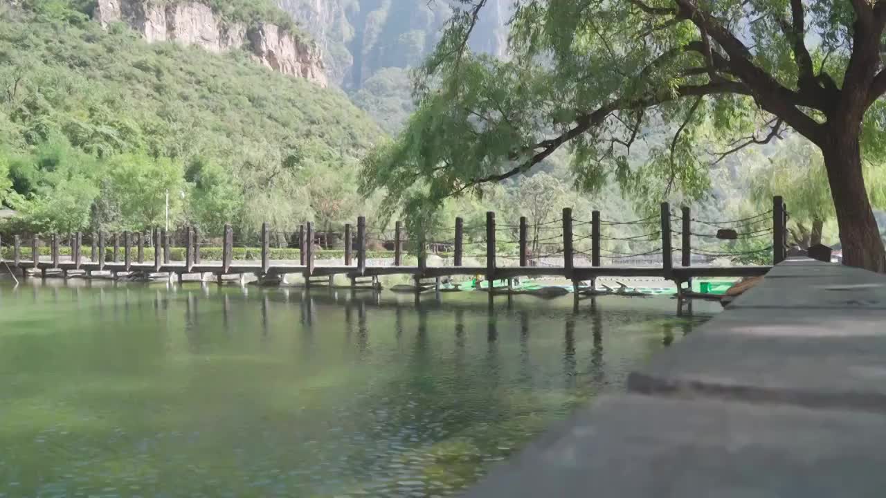 湖水山峰桥视频素材