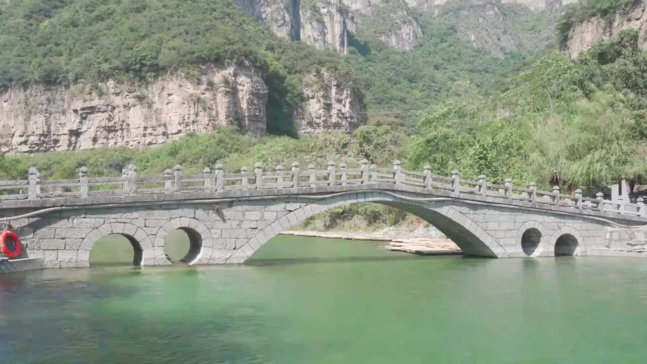 湖水山峰桥视频素材