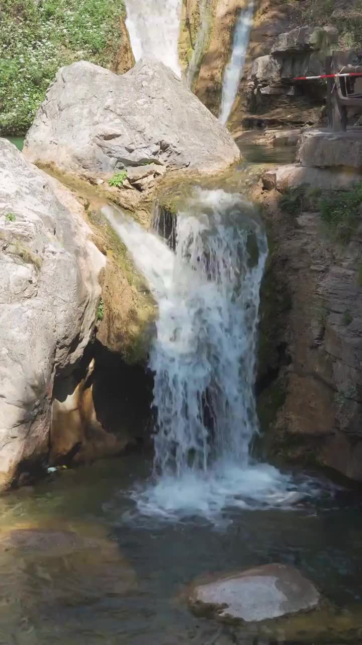 竖屏水流瀑布视频素材