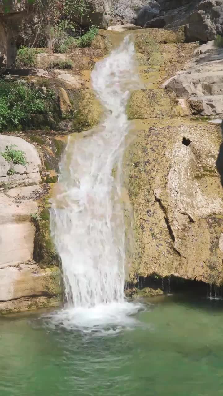 竖屏水流瀑布视频素材