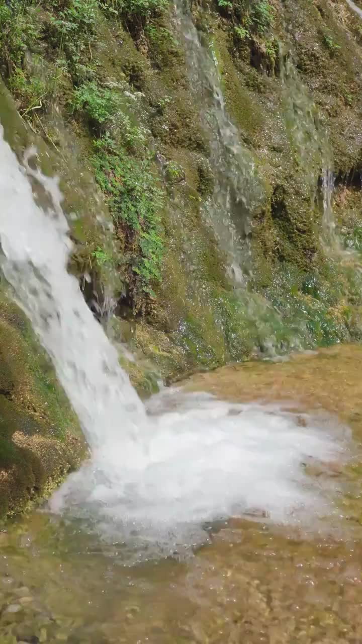 竖屏水流瀑布视频素材