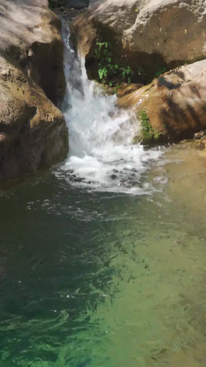 竖屏水流瀑布视频素材