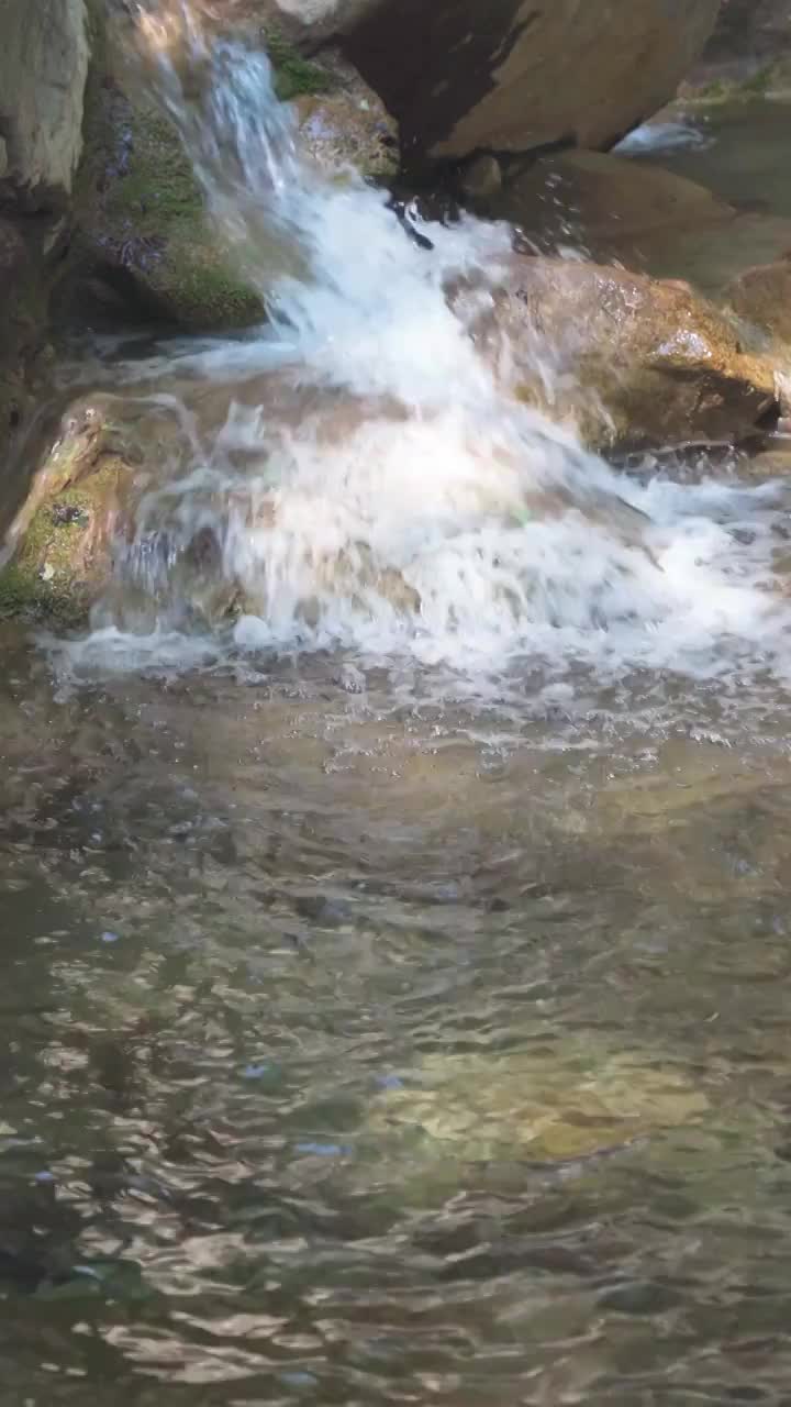 竖屏水流瀑布视频素材