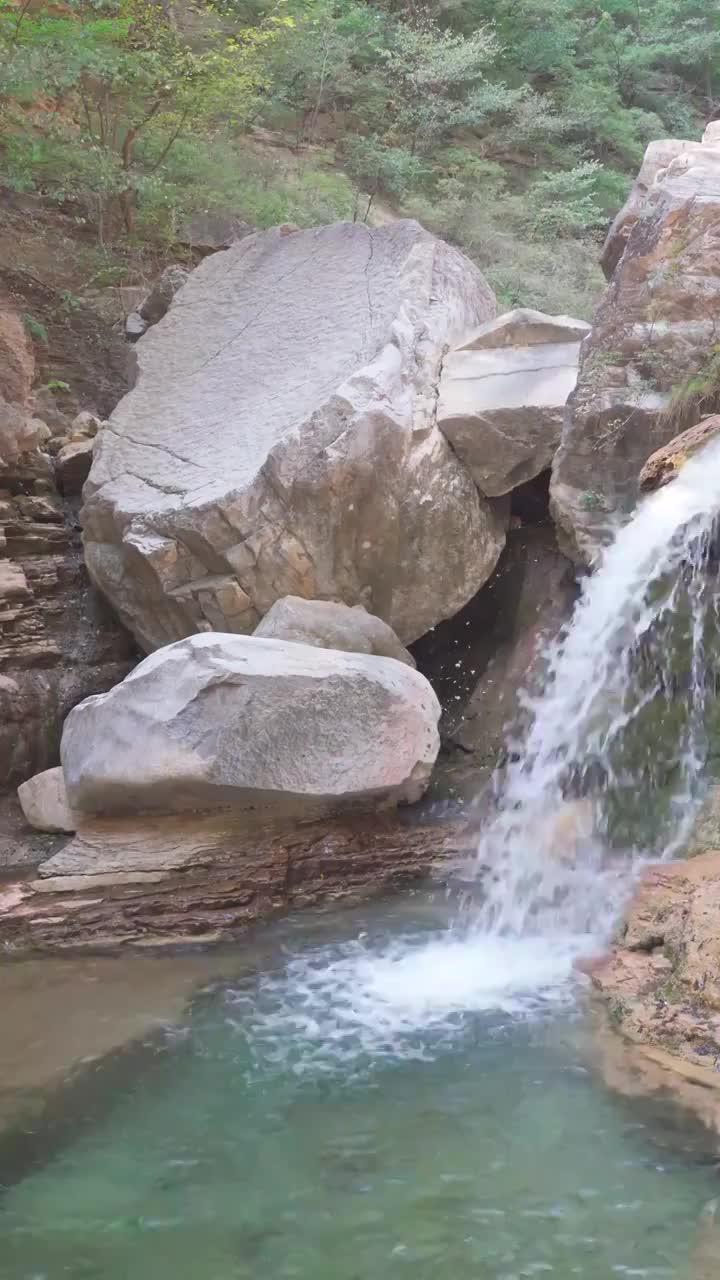 竖屏水流瀑布视频素材