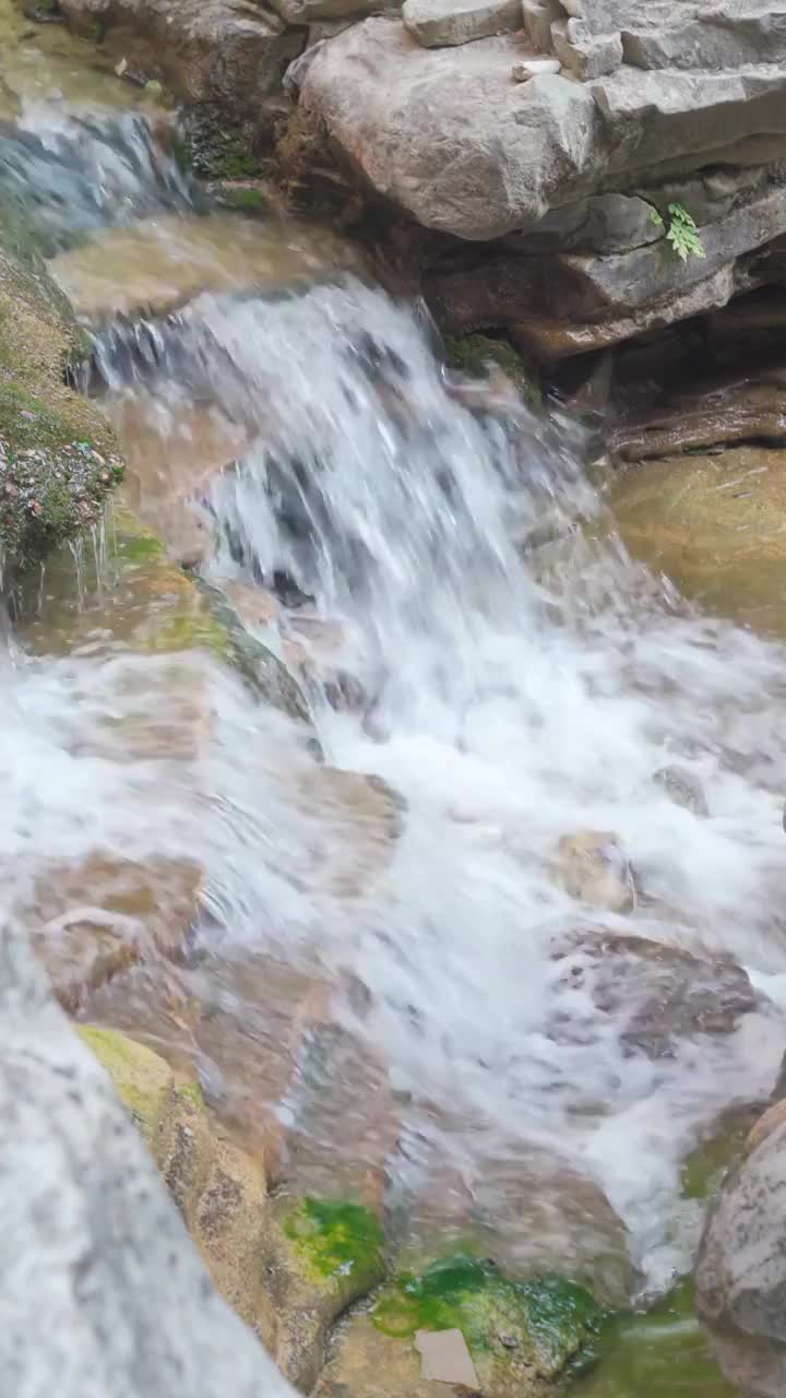 竖屏水流瀑布视频素材