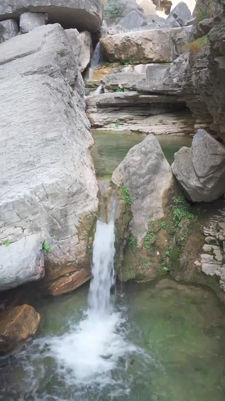 竖屏水流瀑布视频素材