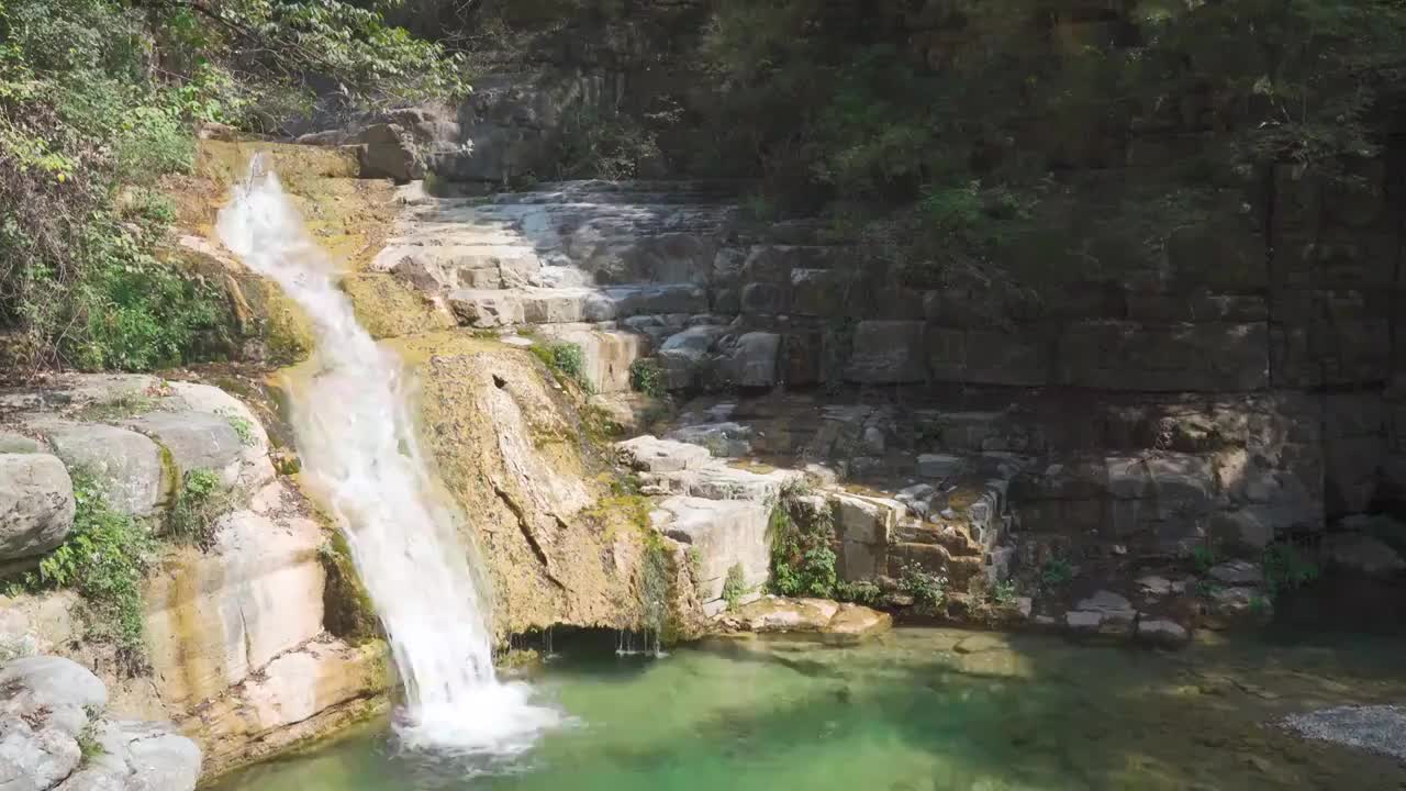 晴天瀑布视频素材